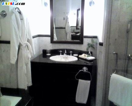 E&O_Toilet2.jpg